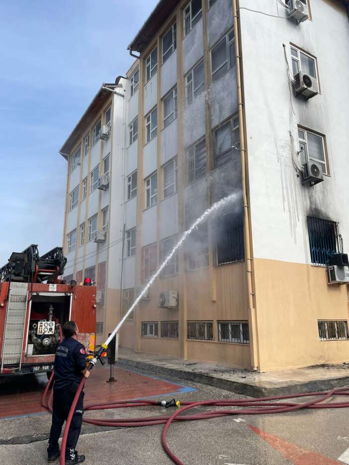 ilkogretim-okulunda-yangin-kayip-ogrenci-panige-neden-oldu