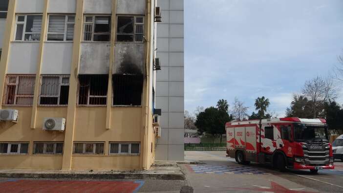 ilkogretim-okulunda-yangin-kayip-ogrenci-panige-neden-oldu