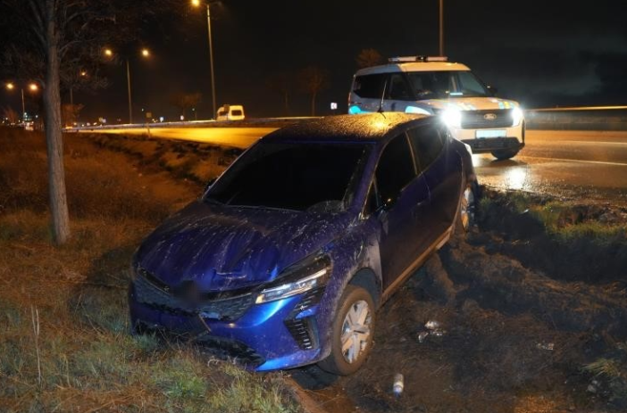 kontrolden-cikan-otomobil-sarampole-devrildi-surucusu-kayip