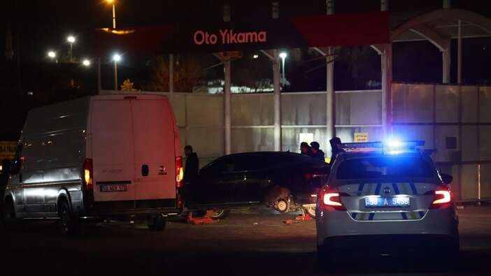 konya-istikametinden-gelen-vali-simsekin-makam-araci-cukura-dustu