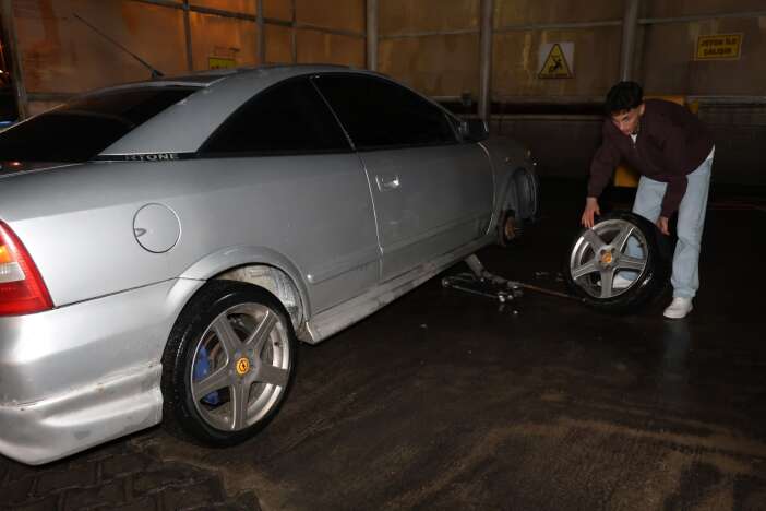 konya-istikametinden-gelen-vali-simsekin-makam-araci-cukura-dustu