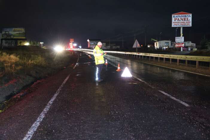 konya-istikametinden-gelen-vali-simsekin-makam-araci-cukura-dustu