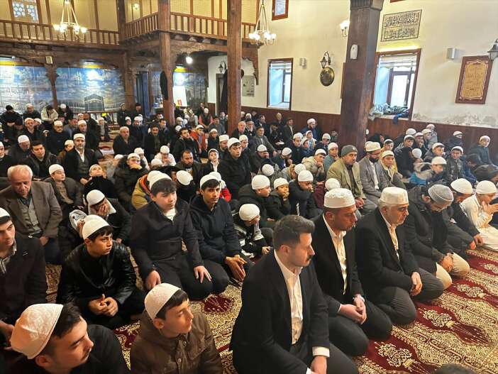 konyada-ara-tatilde-camiye-giden-cocuklara-akilli-saat-hediyesi