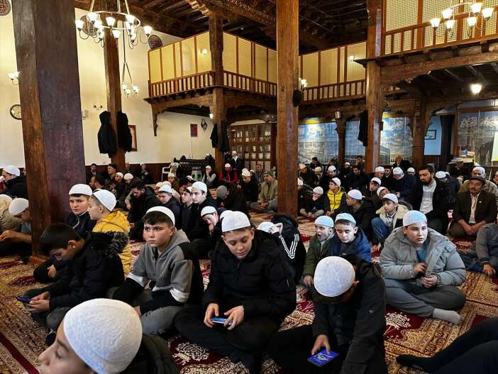 konyada-ara-tatilde-camiye-giden-cocuklara-akilli-saat-hediyesi