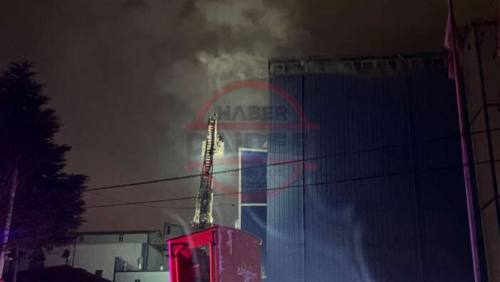 konyada-un-fabrikasinda-yangin-panigi