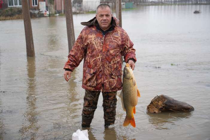 tarladan-sebze-degil-balik-topladilar