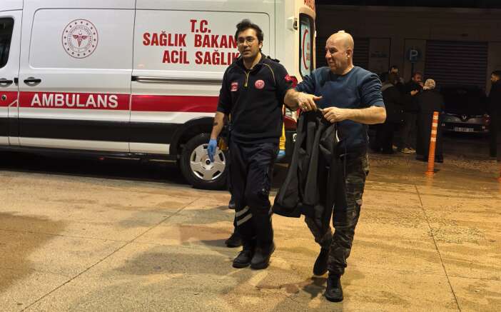 alkol-masasi-kavgayla-sonlandi-arkadasinin-kafasini-kirdi