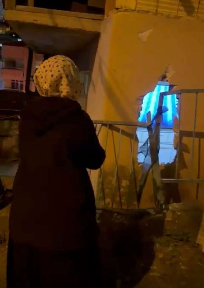 evde-otururken-kamyonet-carpti