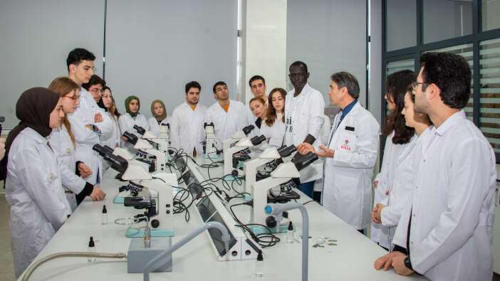 gelecegin-donanimli-eczacilari-selcuk-universitesinin-yeni-binasinda-yetisiyor