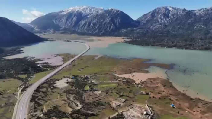 konya-ve-antalya-arasindaki-unlu-ova-sular-altinda-cobanlar-mahsur-kaldi