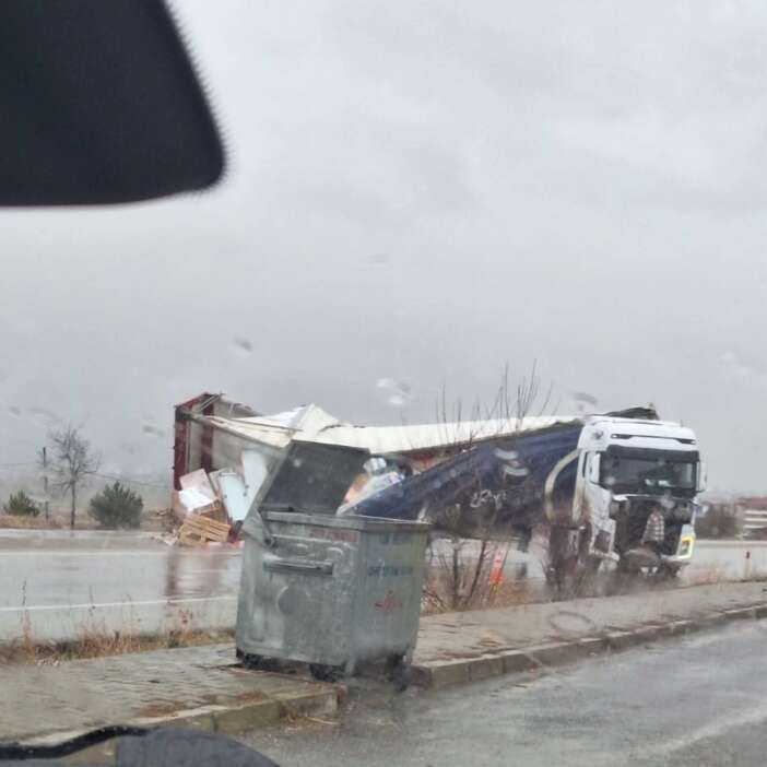 konyada-yagis-tir-kazasini-beraberinde-getirdi