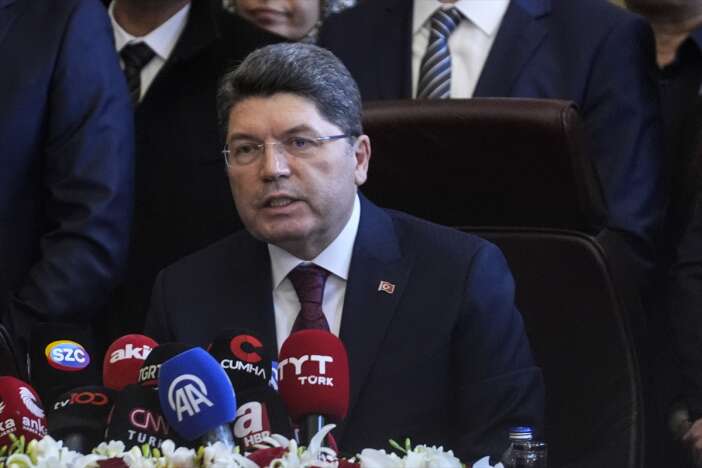 adalet-bakanliginda-devir-teslim-yilmaz-tunc-gorevi-akin-gurleke-devretti