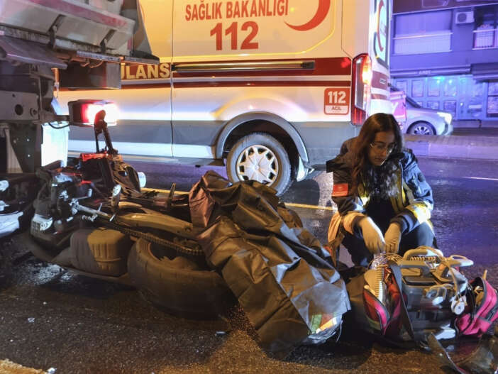 belediyenin-temizlik-aracina-carpan-motosikletli-genc-hayatini-kaybetti