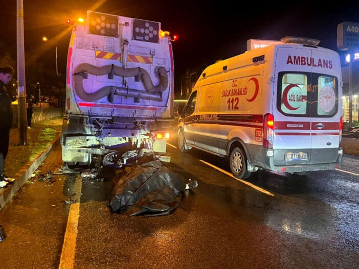 belediyenin-temizlik-aracina-carpan-motosikletli-genc-hayatini-kaybetti