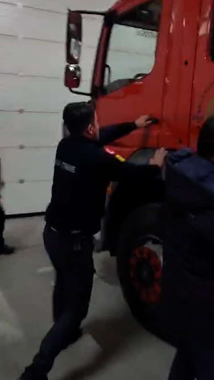 kendi-evi-anons-edilen-itfaiye-eri-karsilastigi-manzara-karsisinda-sok-gecirdi