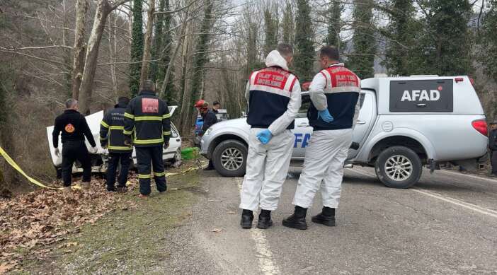 kontrolden-cikan-otomobil-agaca-carpti-baba-oldu-anne-ve-oglu-yarali