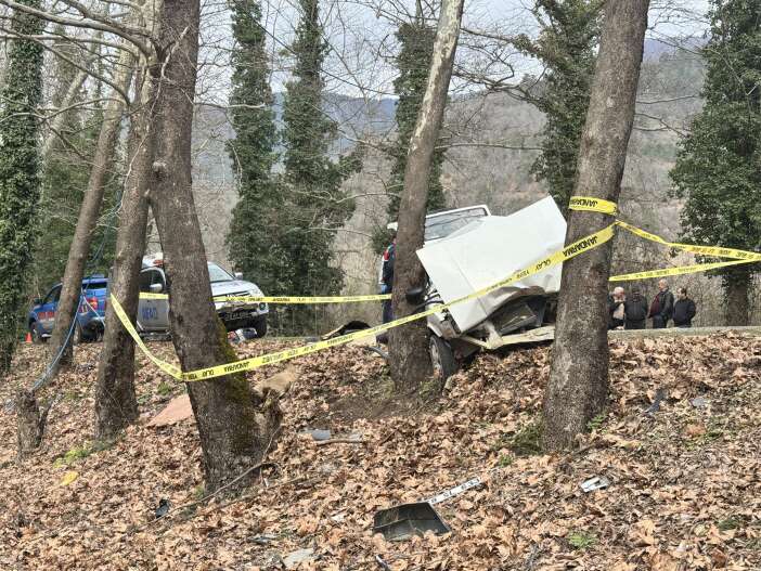 kontrolden-cikan-otomobil-agaca-carpti-baba-oldu-anne-ve-oglu-yarali