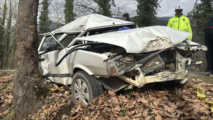 kontrolden-cikan-otomobil-agaca-carpti-baba-oldu-anne-ve-oglu-yarali