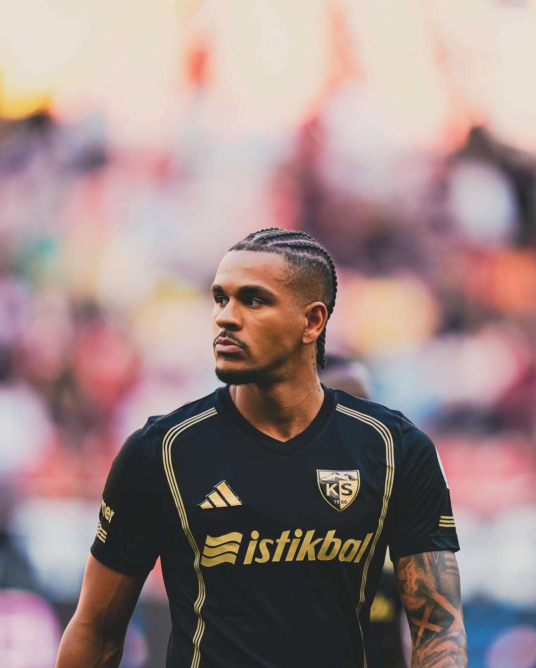 super-lig-ekibi-takimin-en-golcusunu-kadro-disi-birakti