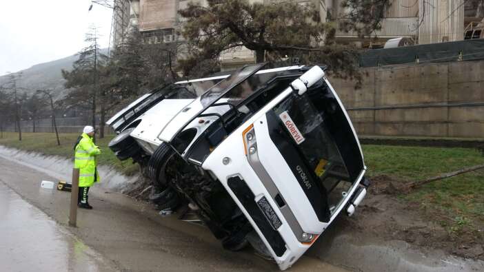 askeri-nakil-minibusu-devrildi-cok-sayida-yarali-var