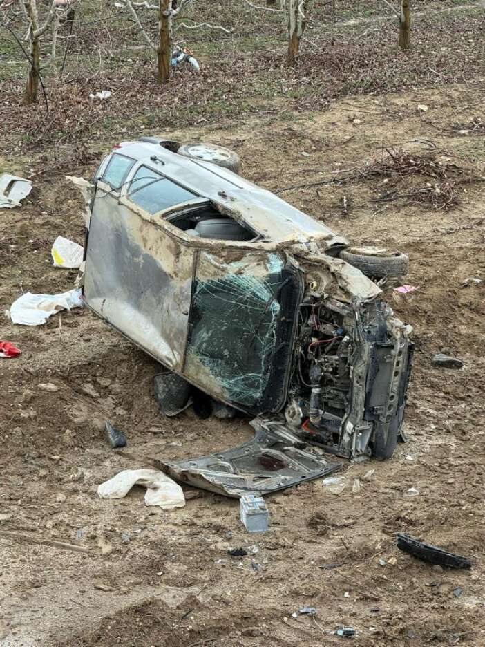 konya-yolunda-otomobil-sarampole-yuvarlandi-yaralilardan-1i-agir