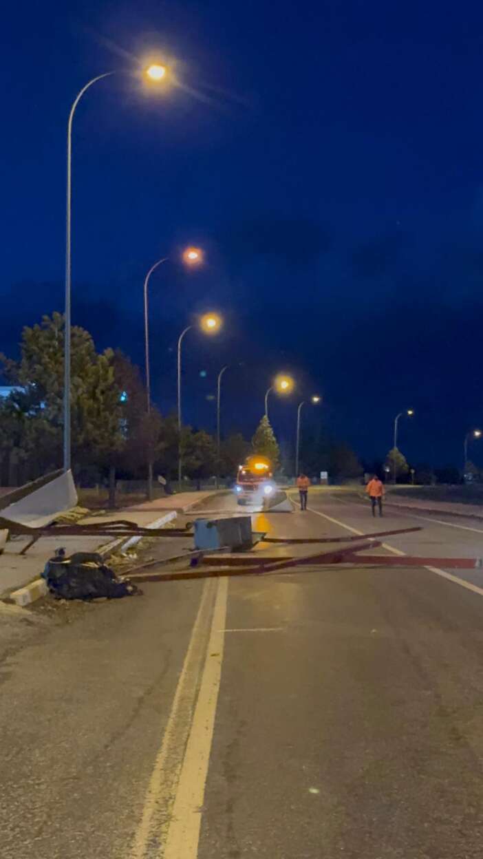 konyada-firtina-yuksekokulun-catisini-ucurdu-yol-trafige-kapandi