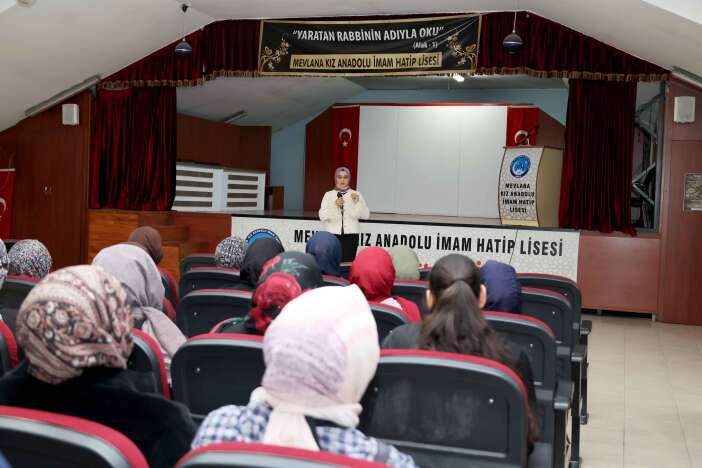 konyada-liseli-genclerin-kariyer-yolculuklarina-isik-tutuldu