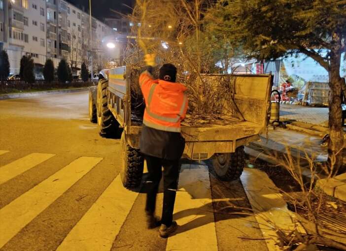 konyada-ucan-cati-araclara-zarar-verdi