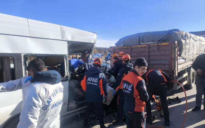 ogrenci-servisi-tirla-carpisti-olu-ve-yaralilar-var