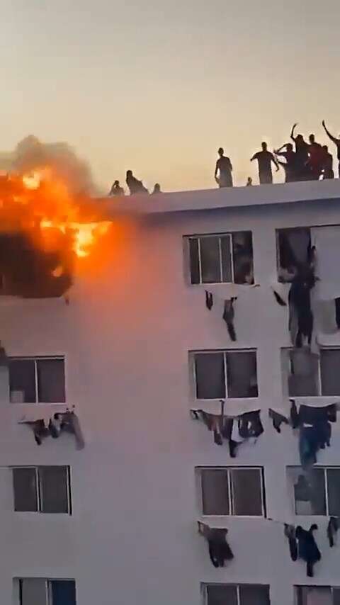 universitede-yangin-panigi-ogrenciler-pencereden-atladi