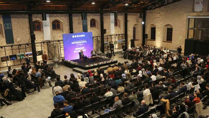 bilal-erdogan-konyada-bulustugu-genclere-evlilik-ve-cocuk-cagrisi-yapti