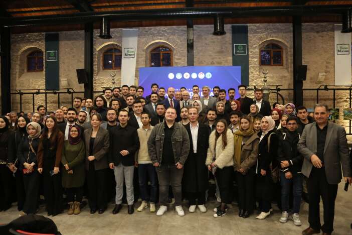 bilal-erdogan-konyada-bulustugu-genclere-evlilik-ve-cocuk-cagrisi-yapti