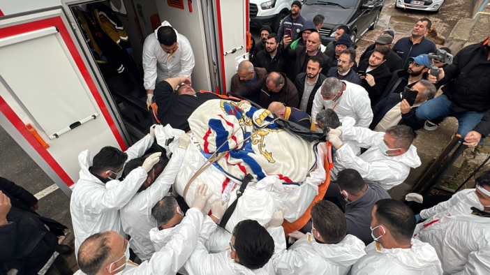 fil-hastasi-adam-icin-30-kisi-seferber-oldu-duvarlar-kirilarak-cikarildi