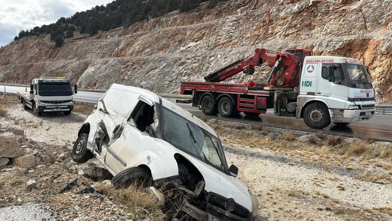 hafif-ticari-arac-kayaliklara-carpip-devrildi-2-kisi-yaralandi