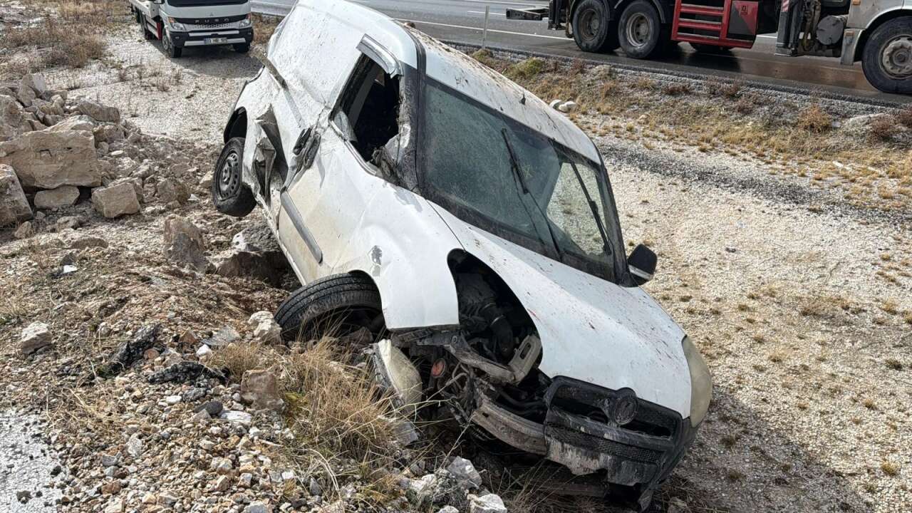 hafif-ticari-arac-kayaliklara-carpip-devrildi-2-kisi-yaralandi
