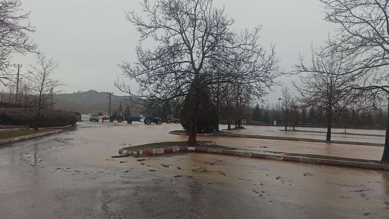 konyada-saganak-sonrasi-golet-tasti-tarim-arazileri-sular-altinda