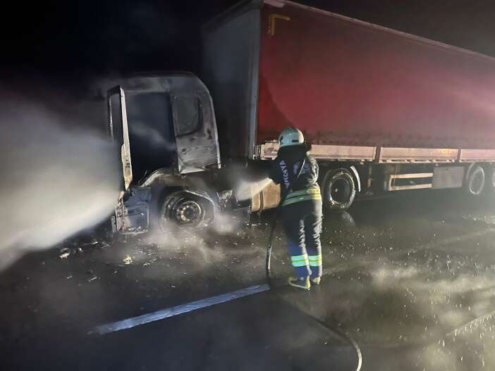 konyada-seyir-halindeki-tirin-cekicisi-yandi