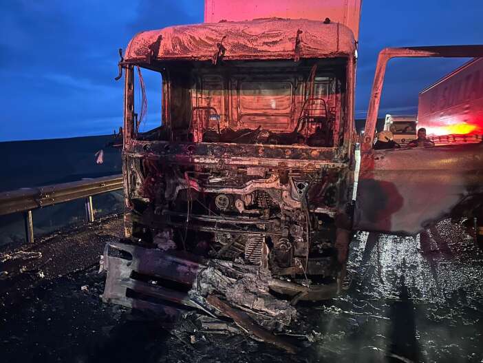 konyada-seyir-halindeki-tirin-cekicisi-yandi