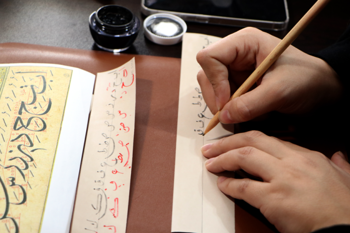 konyali-hat-sanatcisinin-eserlerine-14-subat-icin-yogun-talep