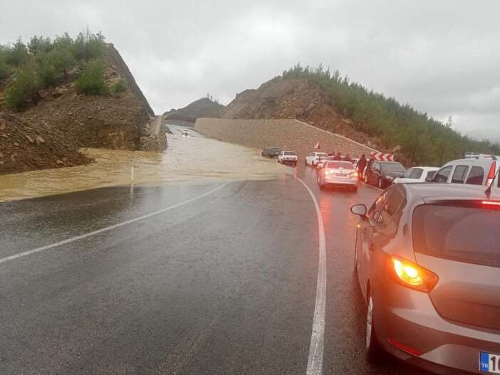 yeni-konya-antalya-yolu-sel-nedeniyle-trafige-kapatildi