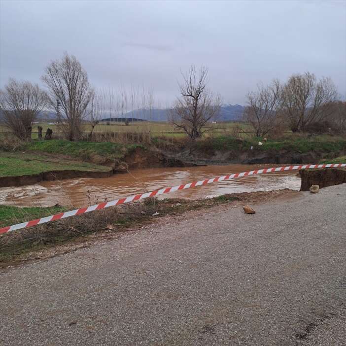 kaplicalariyla-unlu-ilimizde-saganak-dere-yatagini-cokertti-konya-benzeri-goruntuler-ortaya-cikti