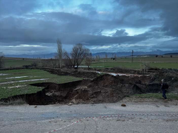 kaplicalariyla-unlu-ilimizde-saganak-dere-yatagini-cokertti-konya-benzeri-goruntuler-ortaya-cikti