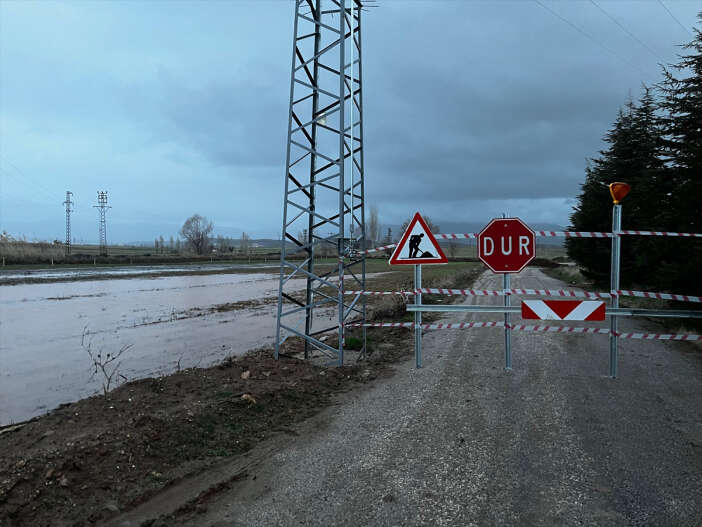 kaplicalariyla-unlu-ilimizde-saganak-dere-yatagini-cokertti-konya-benzeri-goruntuler-ortaya-cikti