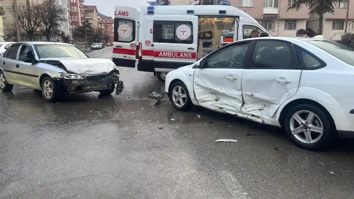 konya-aksehirde-iki-otomobil-carpisti-ekipler-yaralilar-icin-seferber-oldu