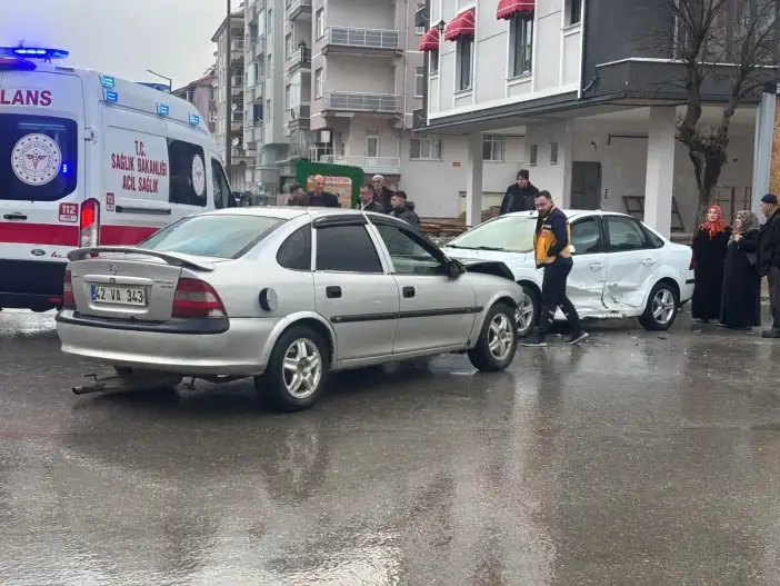 konya-aksehirde-iki-otomobil-carpisti-ekipler-yaralilar-icin-seferber-oldu