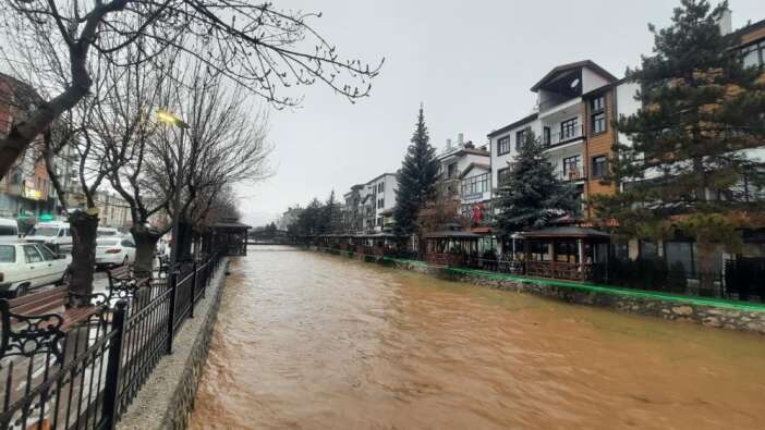 konyada-yagislar-goleti-doldurdu-tarim-arazileri-su-altinda-kaldi