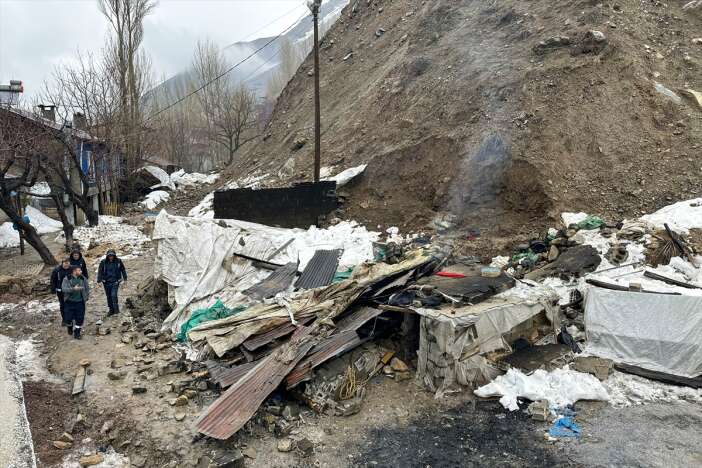 tandir-evi-coktu-kadin-ve-torunu-enkaz-altinda-kaldi