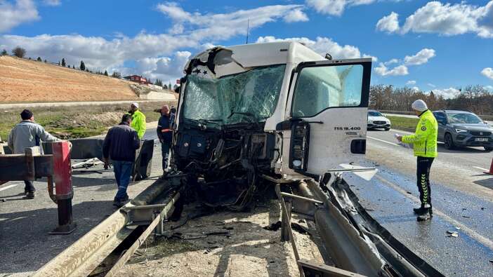 tir-surucusu-bu-kazadan-sag-kurtuldu