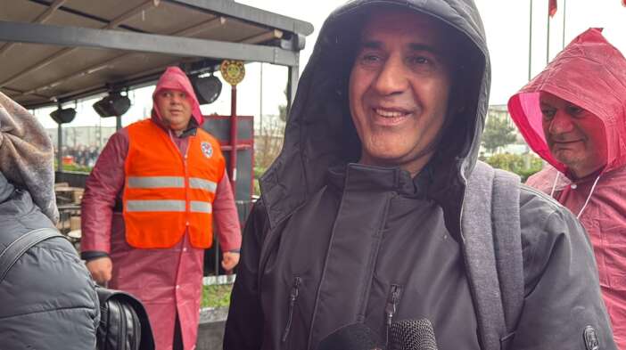 indirimli-urun-icin-yagmura-aldiris-etmediler-cadir-kurup-8-saat-beklediler