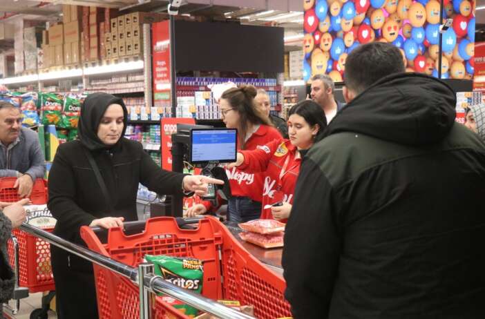 indirimli-urun-icin-yagmura-aldiris-etmediler-cadir-kurup-8-saat-beklediler